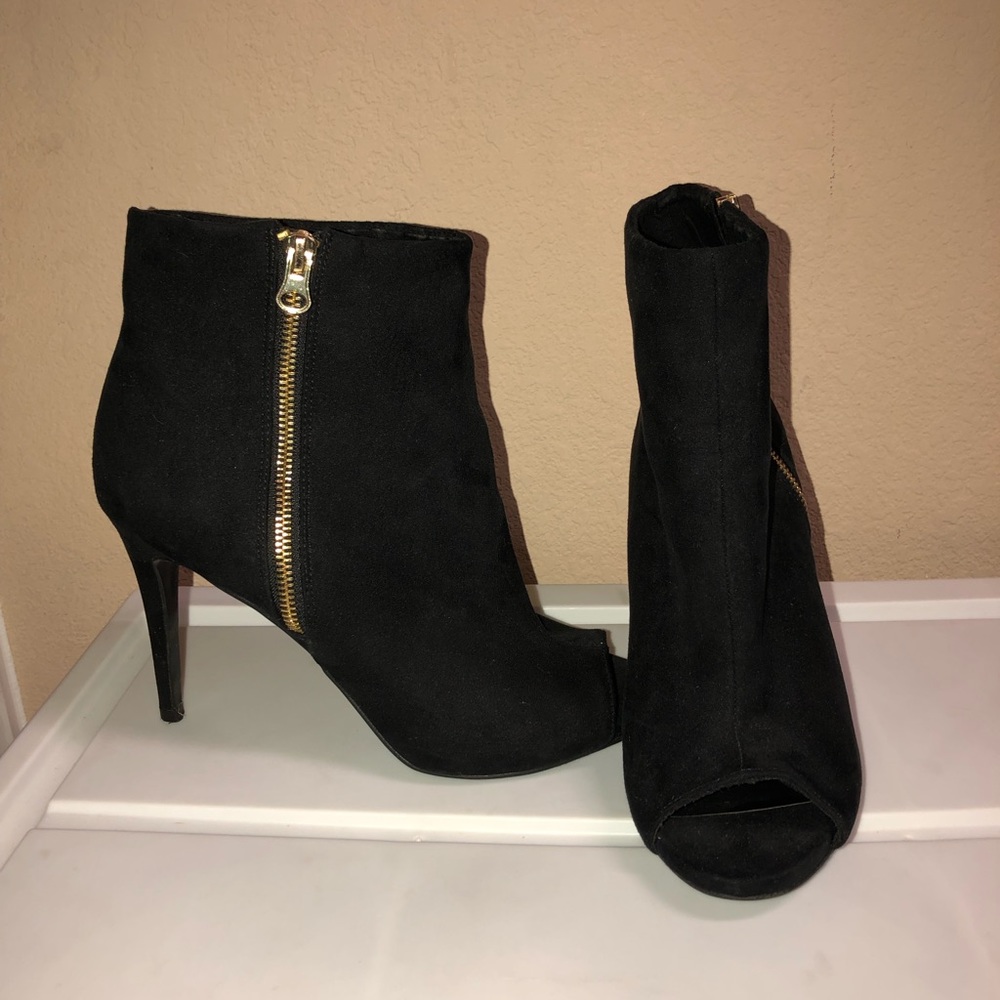 Express size 9 black suede booties